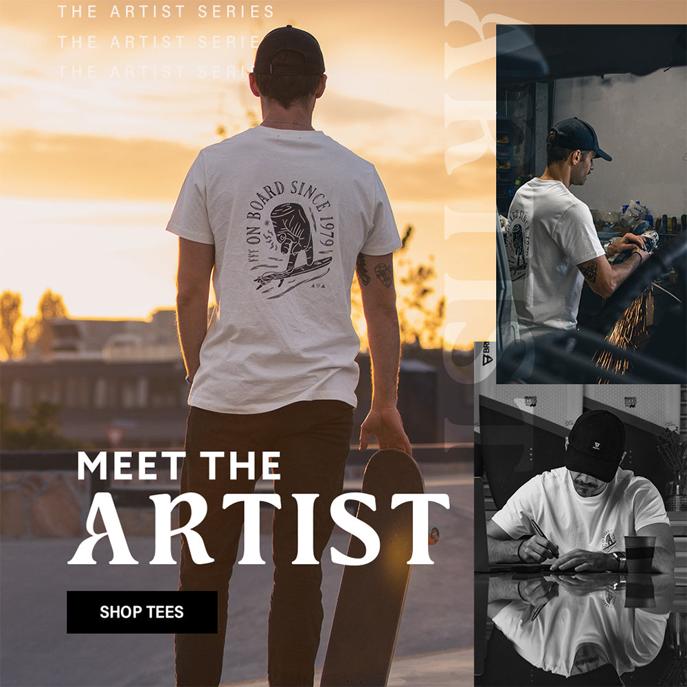 Artist Tarik op zijn skateboard met zijn eigen ontworpen Meet The Artist T-shirt in de kleur wit